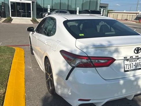 Used 2018 Toyota Camry SE w/ Moonroof Package FWD image 10