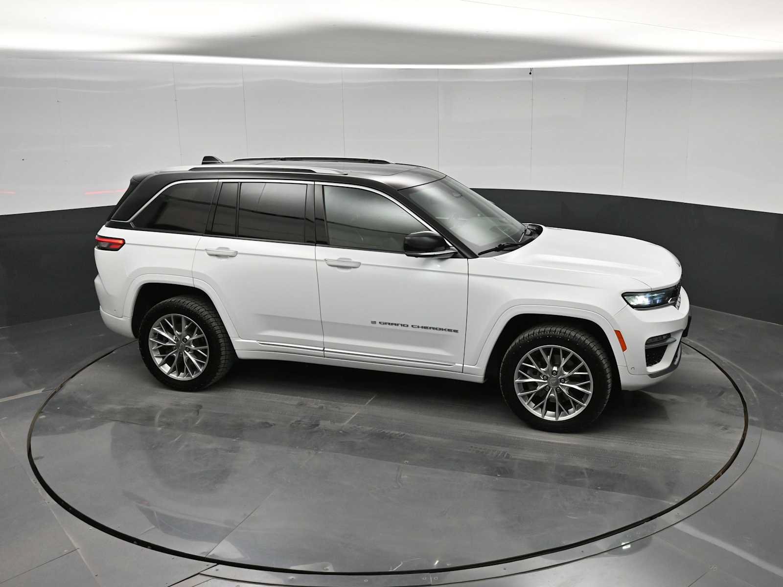 Used 2022 Jeep Grand Cherokee Summit w/ Advanced Protech Group IV AWD/4WD image 32
