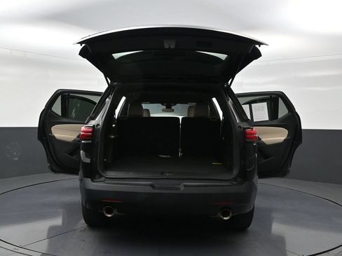 Used 2023 Chevrolet Traverse LS FWD image 4