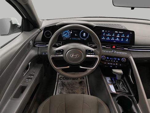 Used 2025 Hyundai Elantra SEL image 13