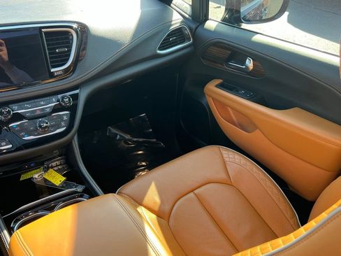 Used 2023 Chrysler Pacifica Pinnacle FWD image 22