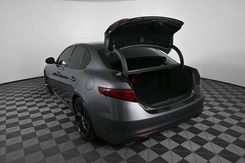 Used 2020 Alfa Romeo Giulia w/ Nero Edizione RWD image 29