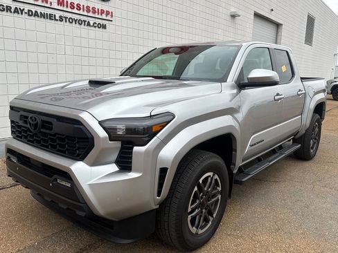 Used 2024 Toyota Tacoma TRD Sport w/ TRD Sport Upgrade Package image 2