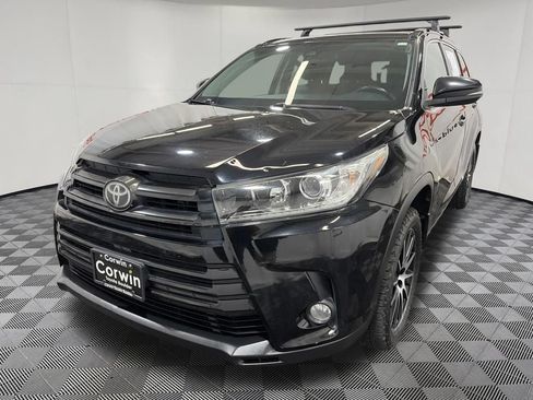 Used 2017 Toyota Highlander SE AWD/4WD image 3