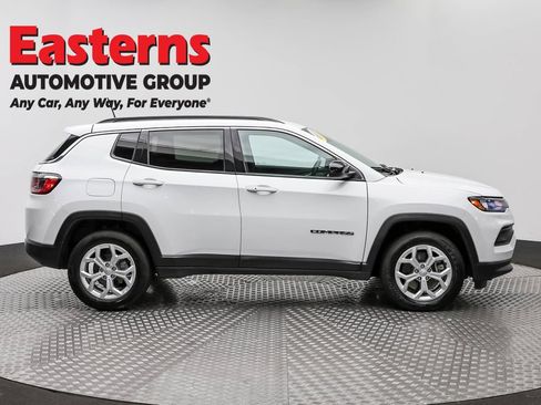Used 2024 Jeep Compass Latitude AWD/4WD image 4