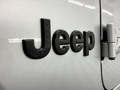 Used 2022 Jeep Gladiator Willys image 8