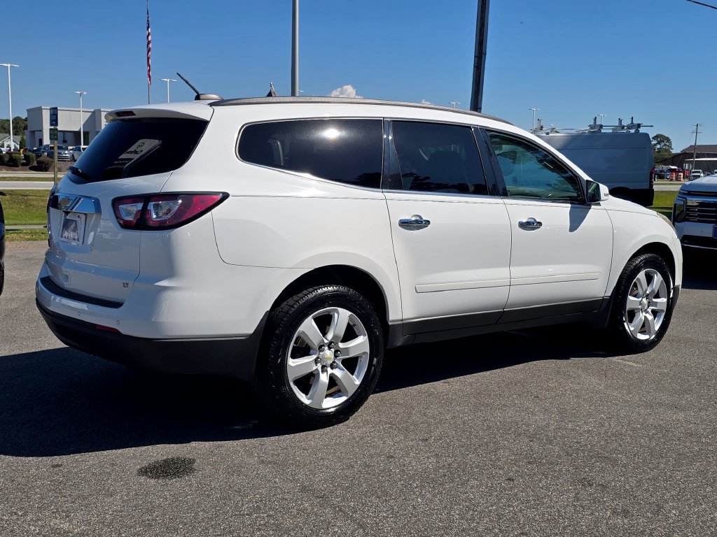 Used 2017 Chevrolet Traverse LT w/ Style and Technology Package FWD image 5