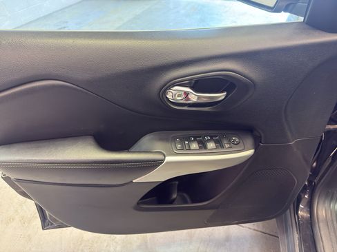 Used 2018 Jeep Cherokee Latitude Plus w/ Comfort/Convenience Group image 13