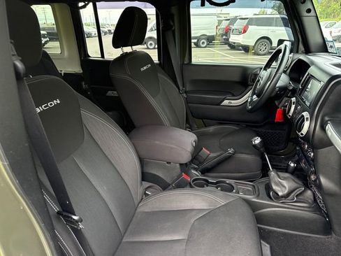 Used 2015 Jeep Wrangler Unlimited Rubicon w/ Connectivity Group AWD/4WD image 13
