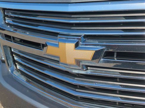 Used 2020 Chevrolet Suburban Premier image 12
