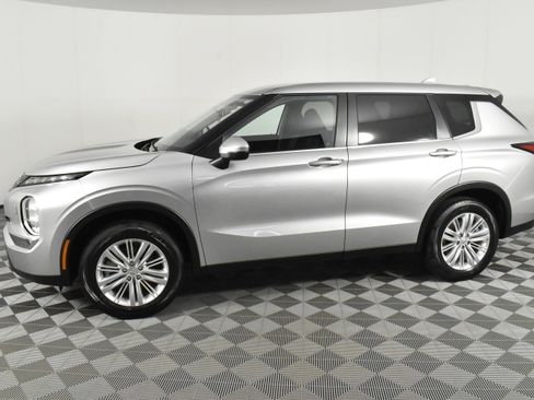 Used 2024 Mitsubishi Outlander ES image 9