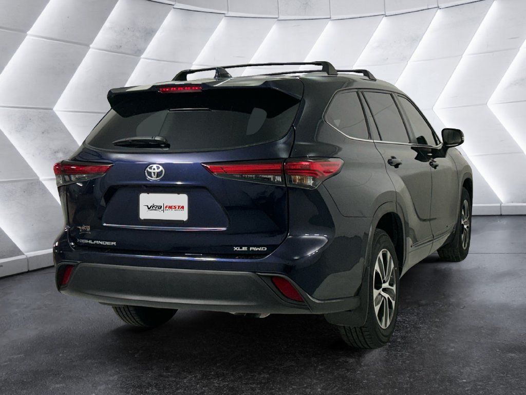 Used 2023 Toyota Highlander XLE AWD/4WD image 4