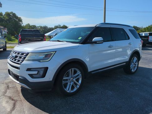 Used 2017 Ford Explorer Limited w/ Equipment Group 301A FWD image 8