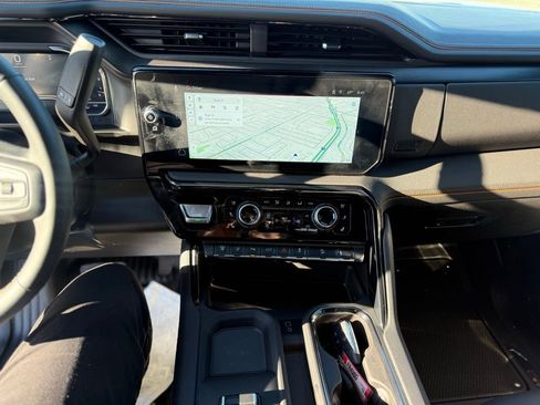 Used 2025 GMC Sierra 2500 AT4 image 9