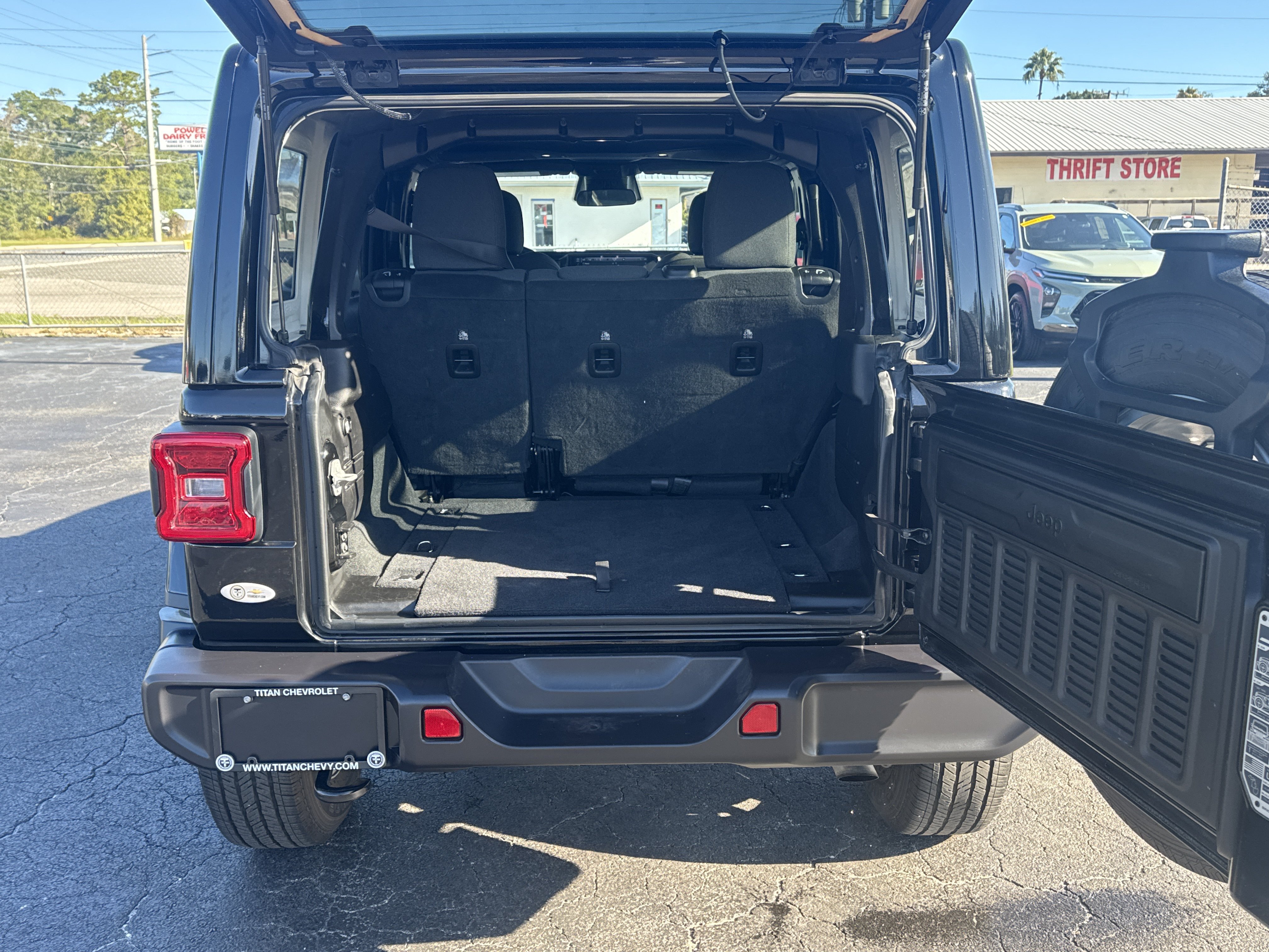 Used 2025 Jeep Wrangler Unlimited Sahara AWD/4WD image 13