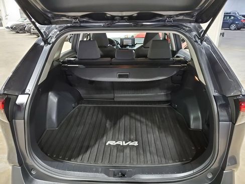 Used 2020 Toyota RAV4 XLE AWD/4WD image 40