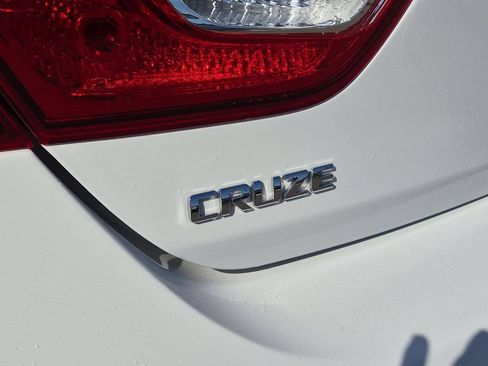Certified 2019 Chevrolet Cruze LS w/ LS Convenience Package FWD image 32