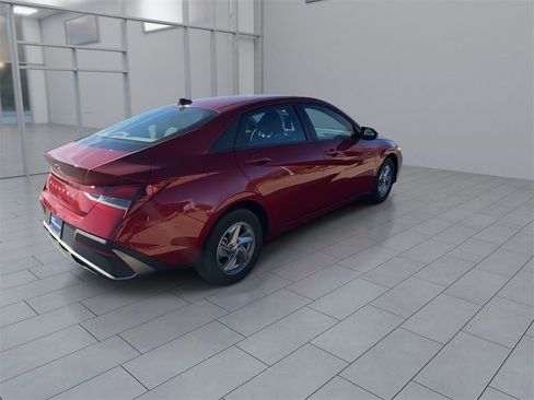 Used 2025 Hyundai Elantra SE image 8