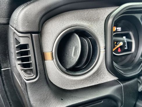 Used 2025 Jeep Wrangler Unlimited Sahara AWD/4WD image 15