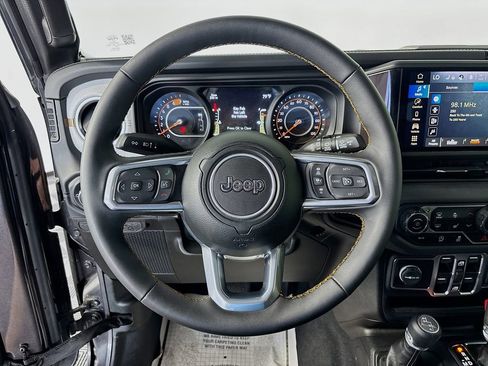 Used 2025 Jeep Wrangler Unlimited Sahara AWD/4WD image 12