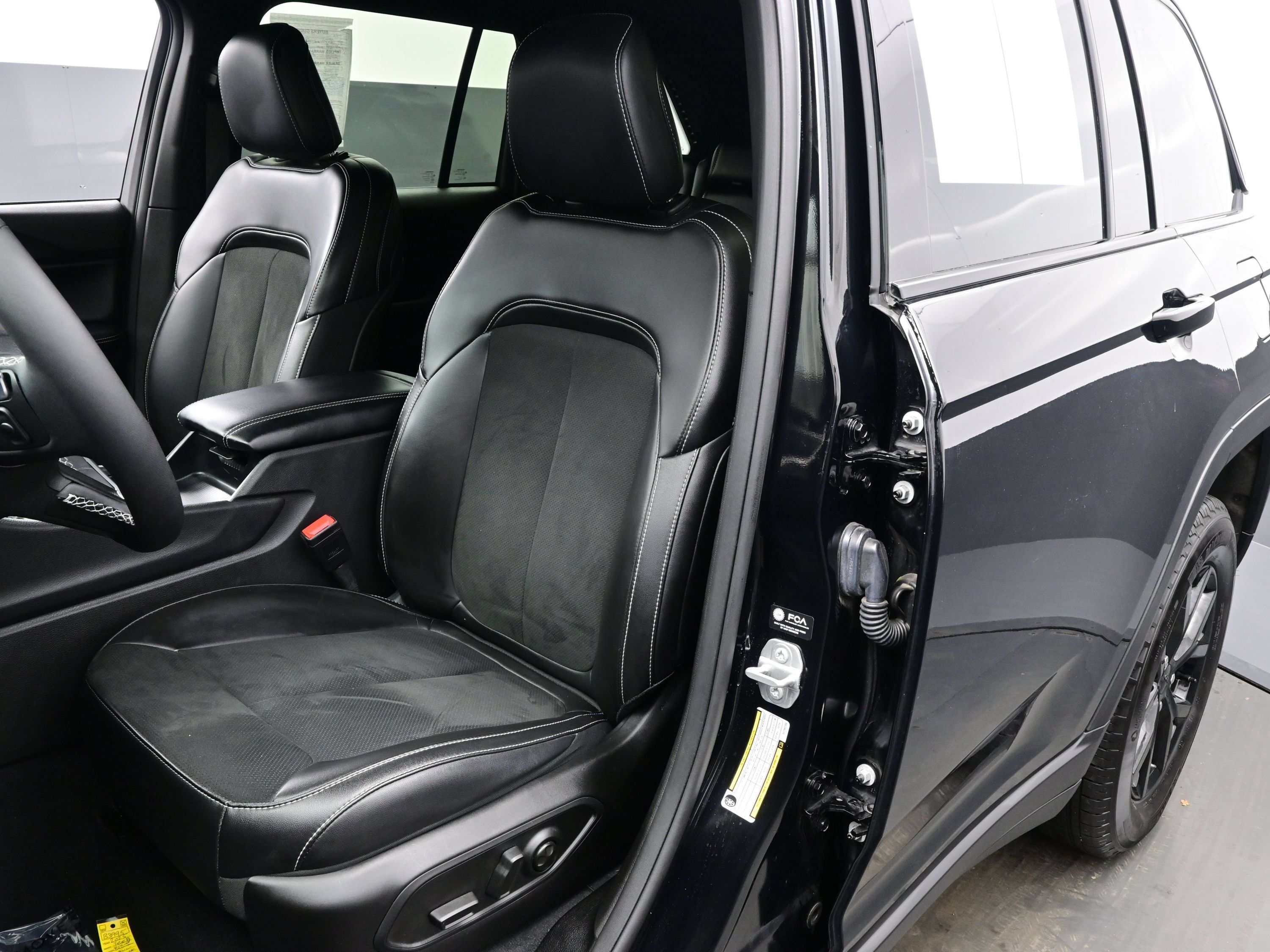 Used 2025 Jeep Grand Cherokee Altitude AWD/4WD image 12