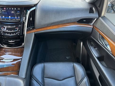 Used 2020 Cadillac Escalade Luxury w/ Escalade Sport Edition image 32