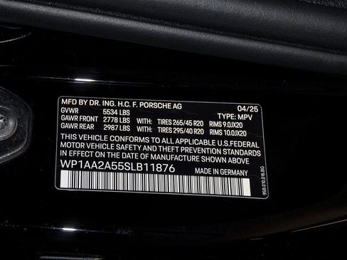 Certified 2025 Porsche Macan image 30