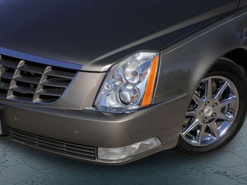 Used 2010 Cadillac DTS Luxury image 3