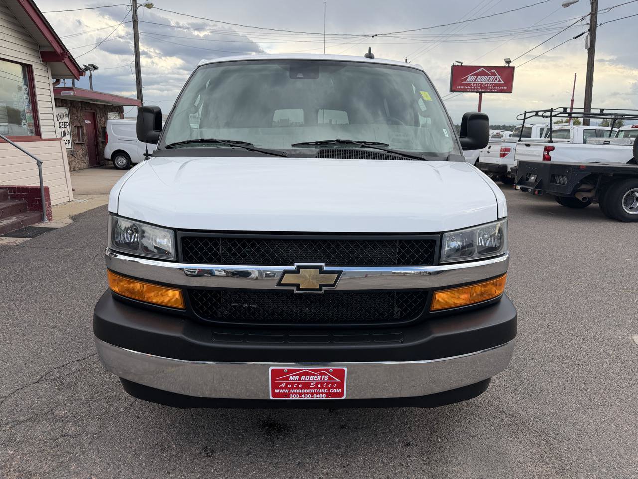 Used 2025 Chevrolet Express 3500 LT w/ LT Preferred Equipment Group RWD image 3