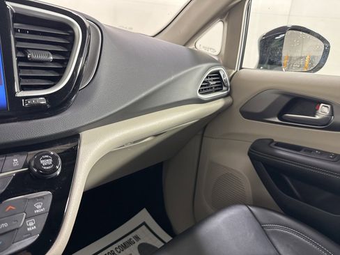 Used 2024 Chrysler Pacifica Touring-L image 31