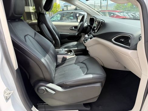 Used 2024 Chrysler Pacifica Touring-L FWD image 32