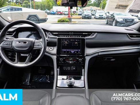 Used 2025 Jeep Grand Cherokee Altitude AWD/4WD image 30