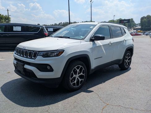 Used 2024 Jeep Compass Latitude AWD/4WD image 8