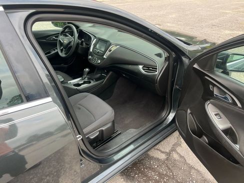 Used 2017 Chevrolet Malibu LT FWD image 8