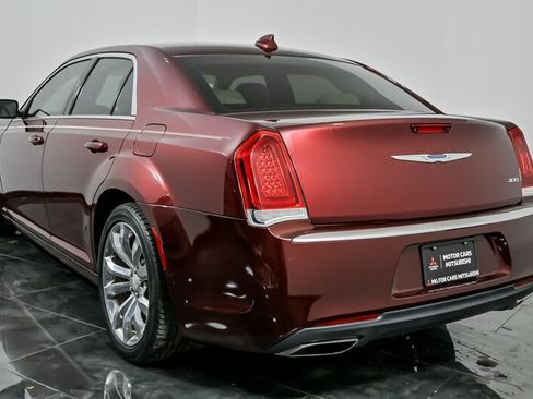 Used 2020 Chrysler 300 Touring w/ Chrome Appearance Package image 8