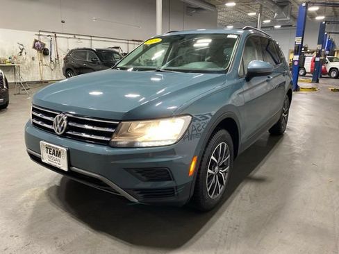 Used 2019 Volkswagen Tiguan SE w/ Panoramic Sunroof Package AWD/4WD image 3