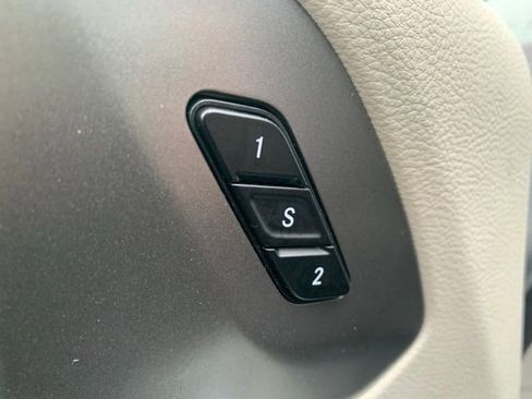 Used 2024 Chrysler Pacifica Touring-L image 13