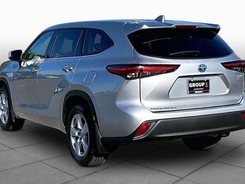 Used 2021 Toyota Highlander LE AWD/4WD image 11