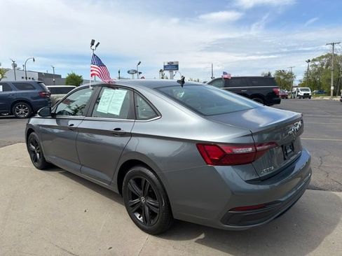 Used 2022 Volkswagen Jetta SE w/ Panoramic Sunroof Package FWD image 6