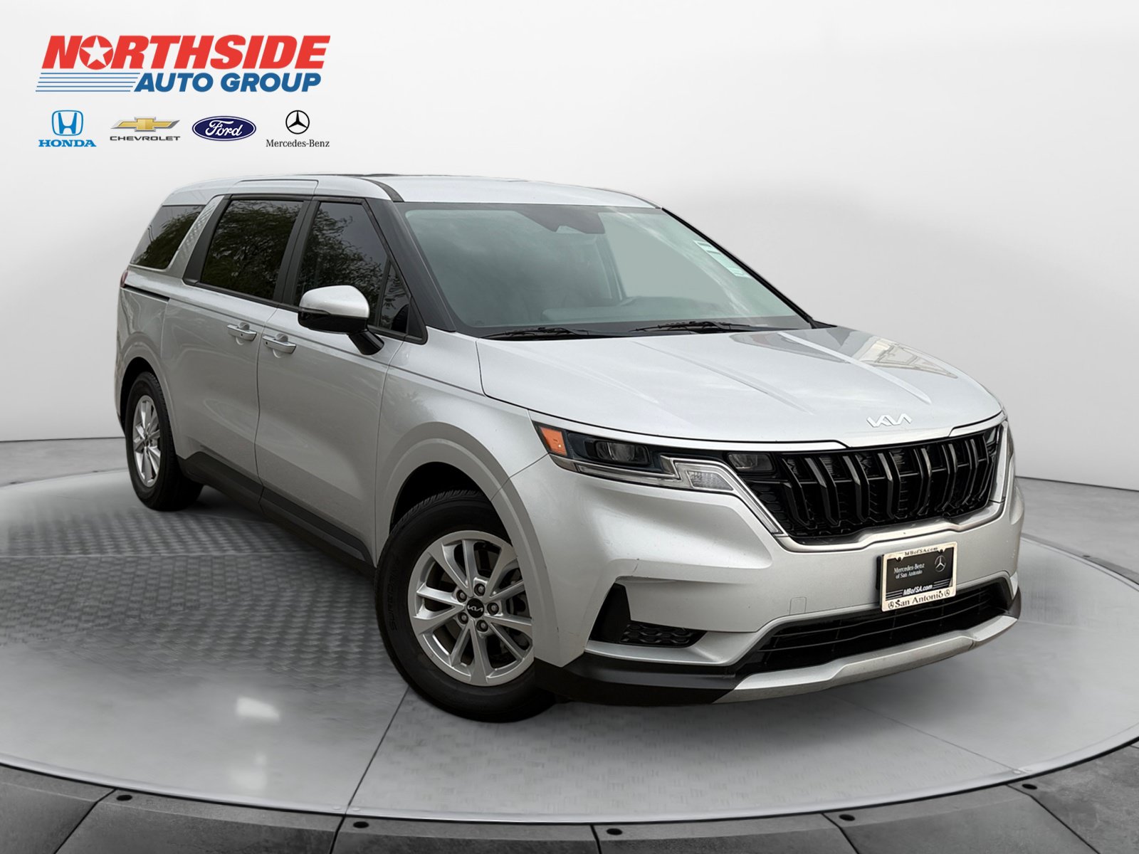 Used 2023 Kia Carnival LX FWD image 1