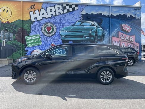 Used 2024 Toyota Sienna LE AWD/4WD image 2