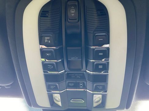 Used 2018 Porsche Cayenne S Platinum AWD/4WD image 25