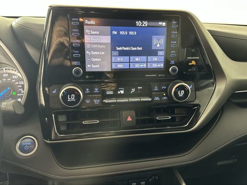 Used 2021 Toyota Highlander XLE FWD image 21