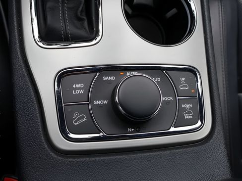 Used 2020 Jeep Grand Cherokee Overland AWD/4WD image 25