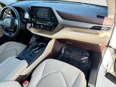 Used 2021 Toyota Highlander XLE image 14