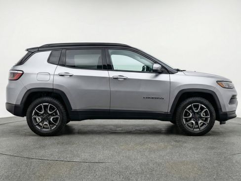 Used 2025 Jeep Compass Trailhawk AWD/4WD image 11