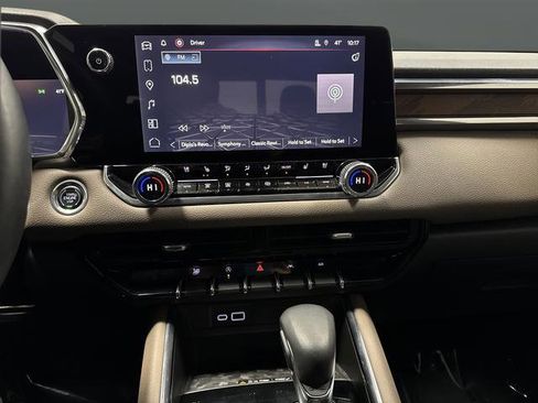 Used 2024 GMC Canyon Denali image 9