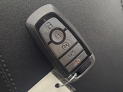 Used 2017 Ford Edge SEL w/ Equipment Group 201A AWD/4WD image 28