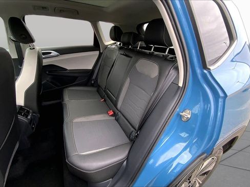 Used 2025 Volkswagen Taos SE AWD/4WD image 21
