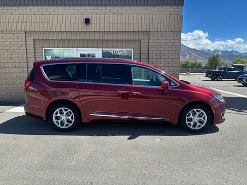 Used 2017 Chrysler Pacifica Touring-L Plus image 2